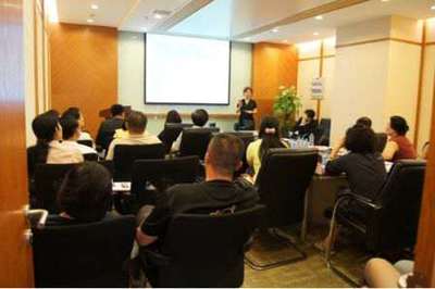 加移民業者呼吁增加香港配偶團聚移民配額，應對與需求差距